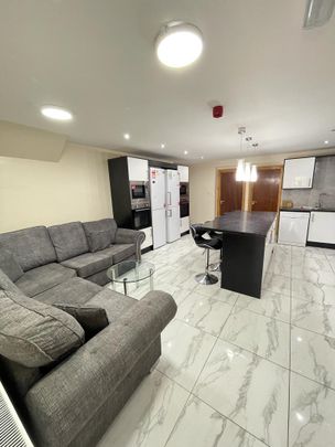 Hubert Croft Room 6 - Photo 1