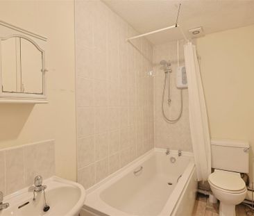 2 bedroom Student End of terrace house to rent in Limewood Court, N... - Photo 2