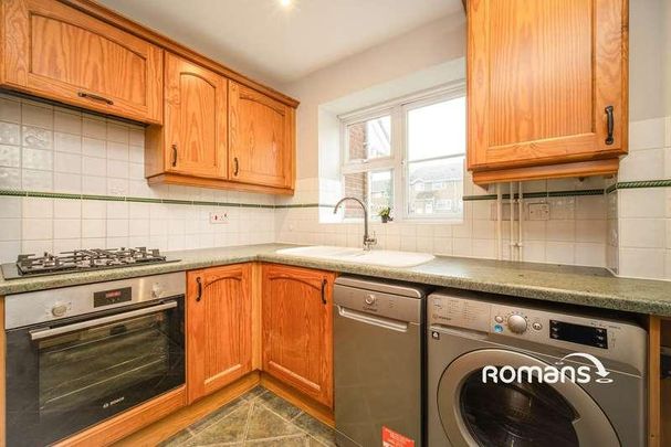 Ryves Avenue, Yateley, Hampshire, GU46 - Photo 1