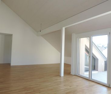 Neuwertige und grosszügige 3.5-Zimmer Dachwohnung - Photo 1