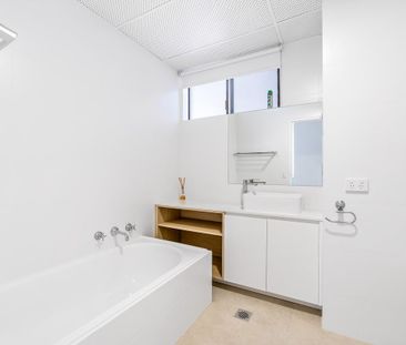 Renovated 2-Bedroom Apartment in Prime Location - Photo 2