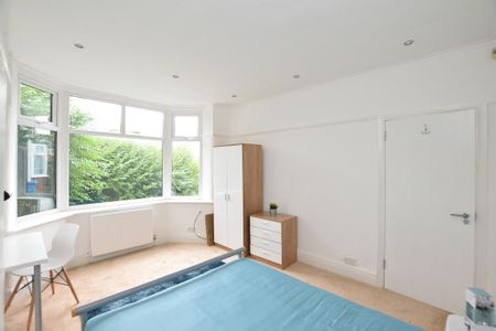 4 bedroom semi-detached house to rent - Photo 5