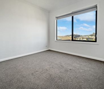 Modern Three-Bedroom Townhouse with Double Garage in Rockbank - Photo 1