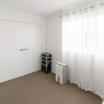 Modern two storey townhouse! - Photo 1