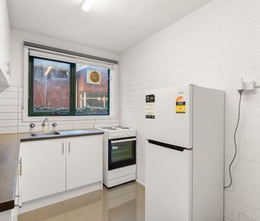 Light-Filled Ground-Floor Apartment in Prime Essendon Location - Photo 4
