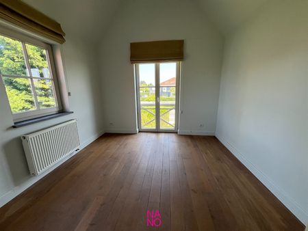 Charmante en ruime koppelvilla in een typische 'KNOKSE STIJL' met 4 slaapkamers, een zonnige tuin en een grote garage, gelegen langs één van de belangrijkste invalswegen van Knokke-Heist. - Photo 4