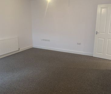 QUEENSWAY, BLETCHLEY - 2 BEDROOMS - Photo 4