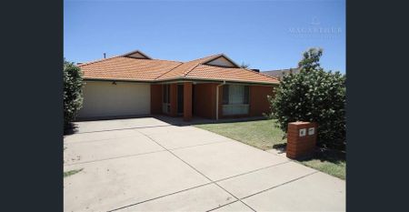 Generous Family Home - Photo 2