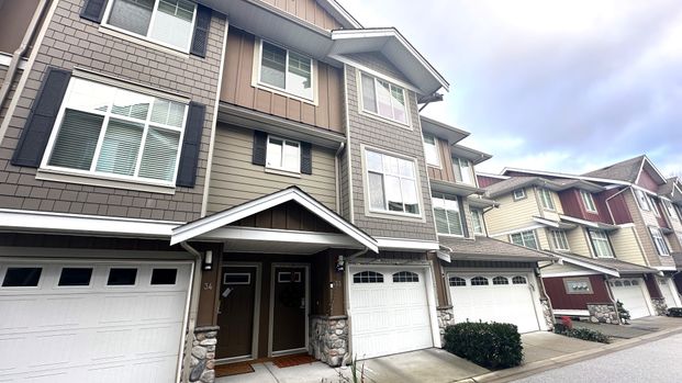 Elegant 3 Bed Townhouse With Tandem Garage & Storage – Prime South Surrey. - Photo 1