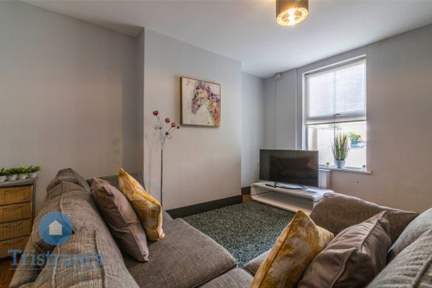 References Pending - 6 bed Mid Terraced House - Photo 1