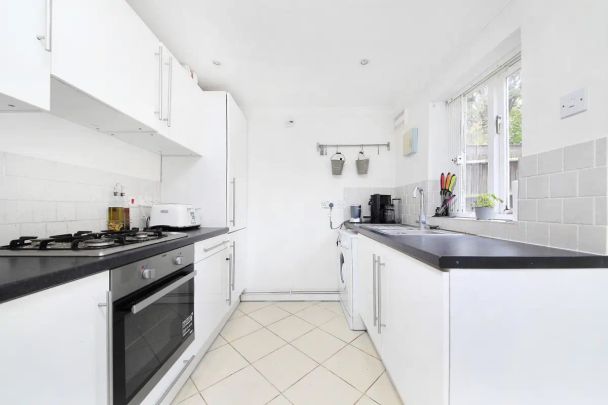 2 bedroom flat in London - Photo 1