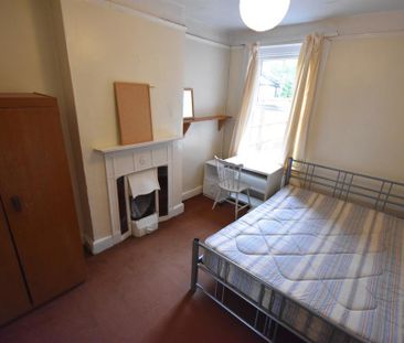 4 bedroom semi-detached house to rent - Photo 4