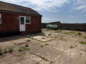 Monthly Rental Of £1,000pcm excluding all services and council tax - Photo 3