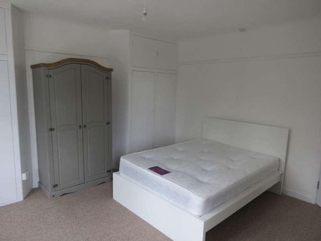 Bedroom Detached House In Wallisdown, BH12 - Photo 5