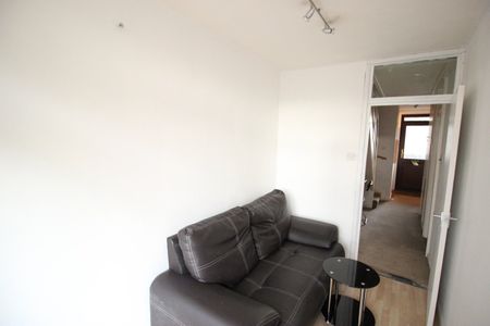 Room in a Shared Flat, Market Square, E14 - Photo 3
