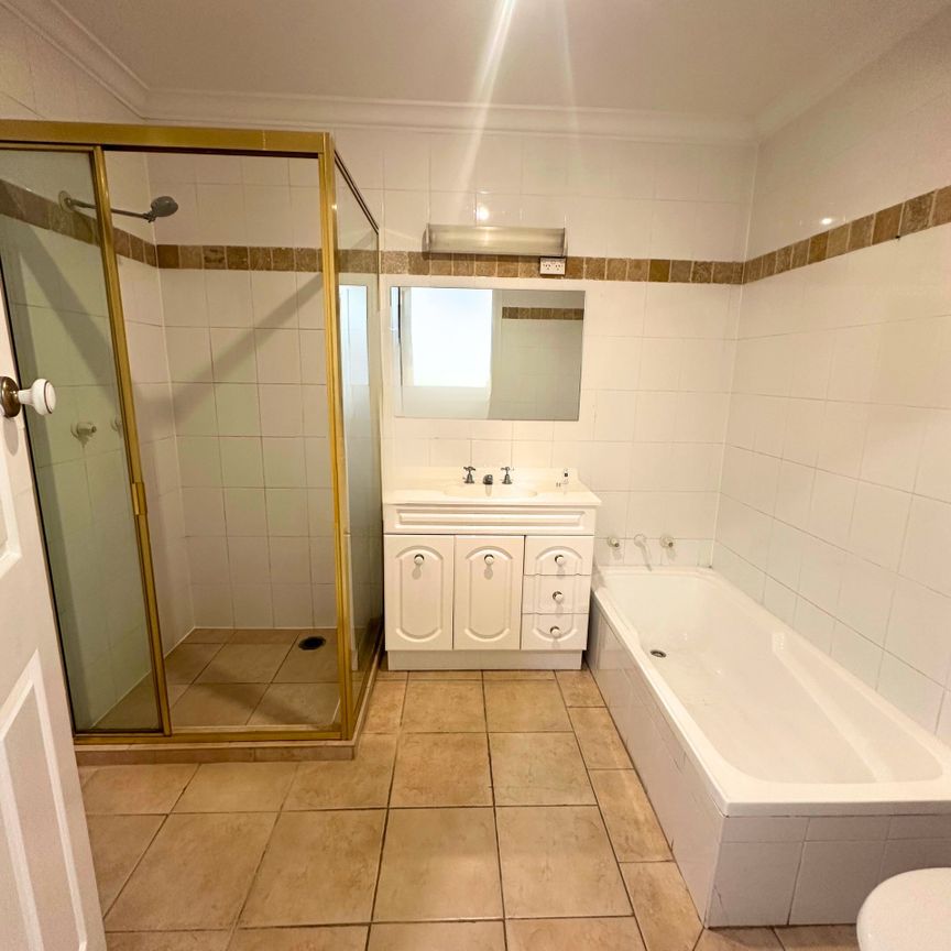 Modern 3 Bedroom, 2 Bathroom House – Easy Access to Public Transport - Photo 1