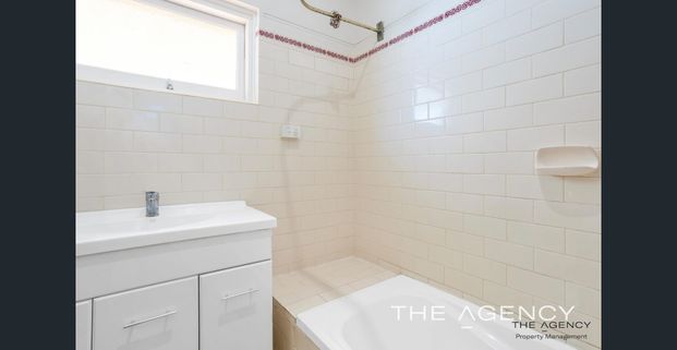 3 Bedroom 1 Bathroom House in Bedford - Photo 1