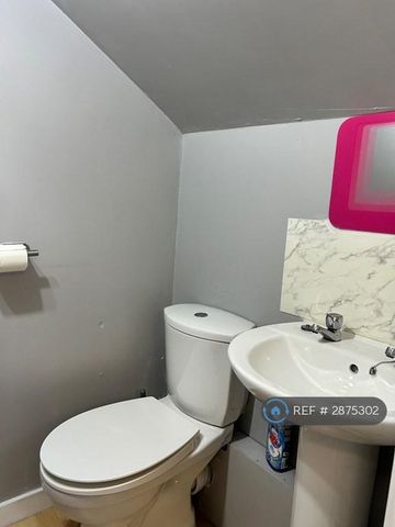 1 bedroom in a house share to rent - Photo 4