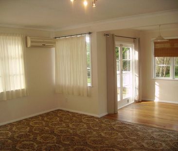 Charming family home with large garage and gardens - Photo 5