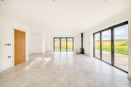 4 bedroom detached house to rent - Photo 2