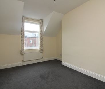 3 Bedroom End Terraced House - Photo 2