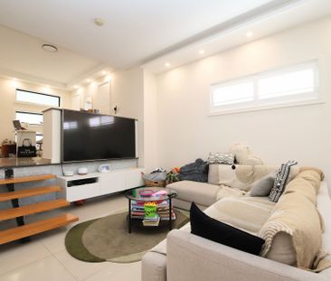 Modern Four Bedroom Duplex - Photo 6