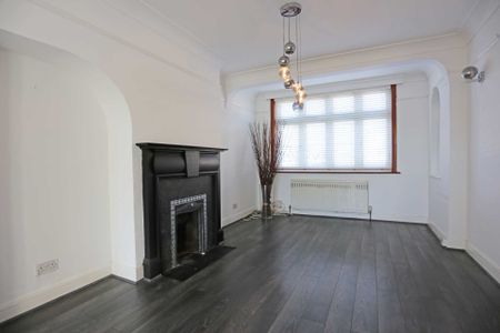 Price £2,700 pcm - Available 17/12/2025 - Part Furnished - Photo 3