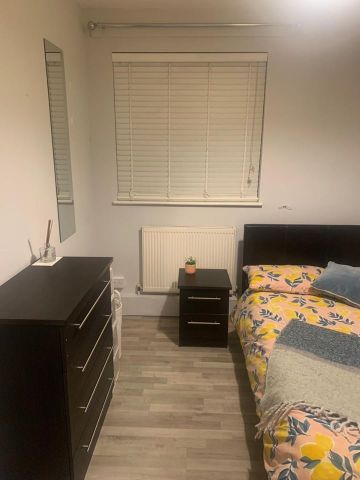Room in a Shared Flat, Luscombe House, SW18 - Photo 4
