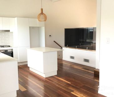 Sophisticated Coastal Villa | Walk to Town Centre - Photo 2