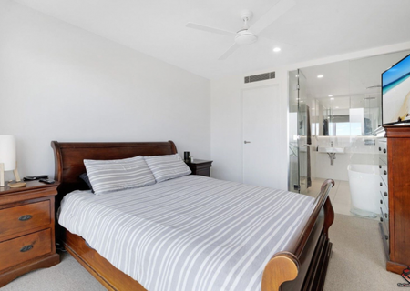 STUNNING BROADWATER VIEWS, MODERN, LIGHT-FILLED APARTMENT - Photo 4