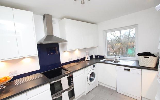 A great opportunity to rent a large, two double bedroom flat in Downend. Set in well-manicured gardens, this property is ideally located being just a short walk to the local shops and ammonites of Downend high street. The property is sure to let quickly so early viewings are advisable. Please contact us for more details.. - Photo 1