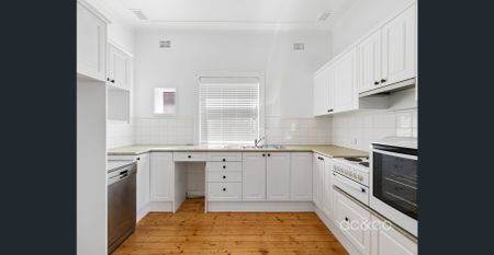 Character-filled family living with versatile additional accommodation - Photo 3