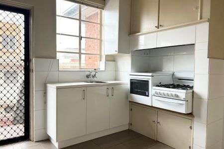 Sunlit apartment, water included! - Photo 3