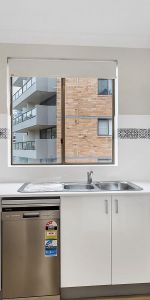 Stylish Apartment in the Heart of Elizabeth Bay - Photo 3