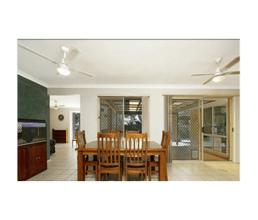 Perfect Family Home with two lounge rooms, air conditioning, covere... - Photo 6