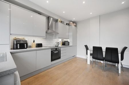 3 bedroom flat to rent - Photo 3