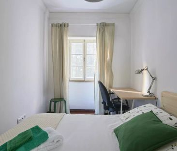 Room in a shared 4-bedroom apartment for rent in Lisbon, professionals only. - Photo 3