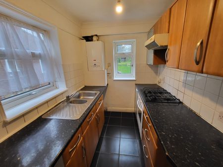 Large 3 Bed Property - Photo 2