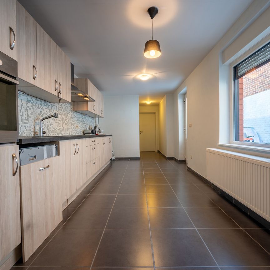 WAREGEM - Schitterend gerenoveerde & energiezuinige woning met 3 SLPK - Photo 1