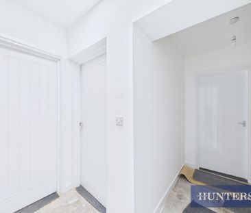 3 bedroom Flat To Let - Photo 2