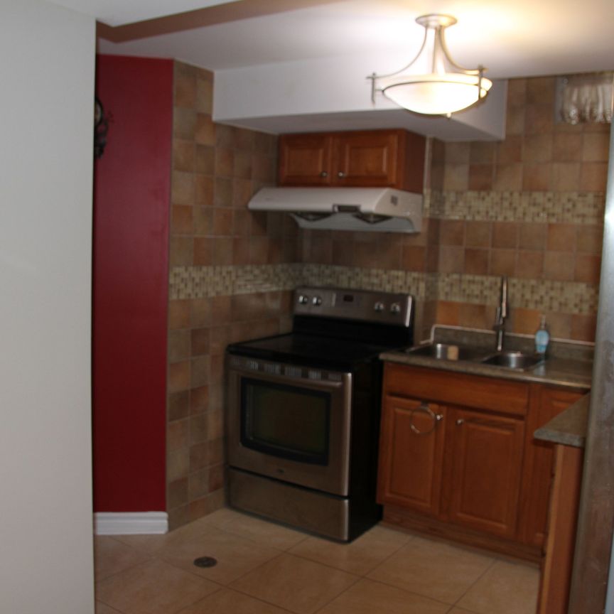 For Lease - 147 Jordanray Boulevard, Newmarket, Ontario - Photo 1