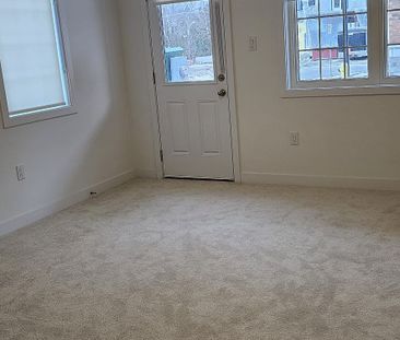 Townhouse For Lease | N8032742 - Photo 2