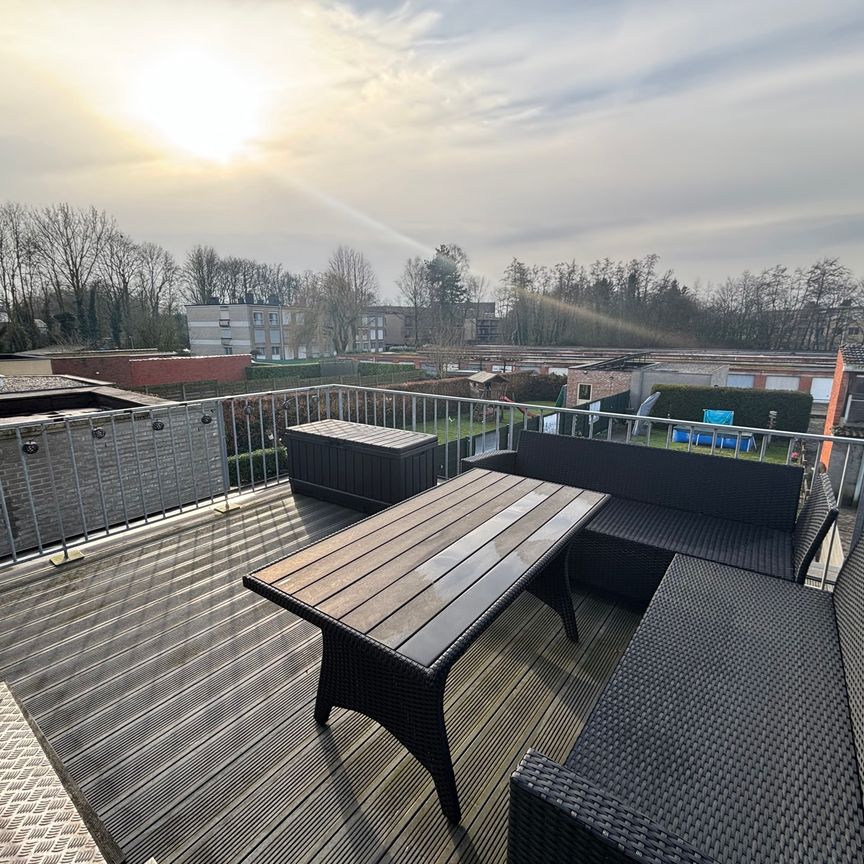 Appartement met terras en 2 slaapkamers nabij het centrum - Photo 1