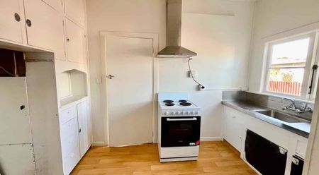 Family-Friendly 3-Bedroom Home with Study - Photo 4