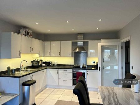 2 bedroom penthouse to rent - Photo 3