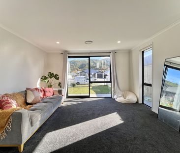 Modern 3-Bedroom Home in Wainuiomata - Photo 6