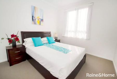 Sophisticated Executive Apartment with Stunning Harbour Views! - Photo 5
