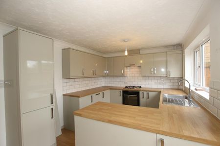 3 bedroom terraced house to rent - Photo 3