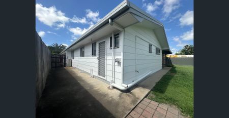 TWO BEDROOM UNIT CLOSE TO SHOPPING CENTRE! - Photo 2