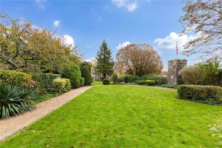 Elegant First-Floor Apartment in Historic Castle Setting. - Photo 2